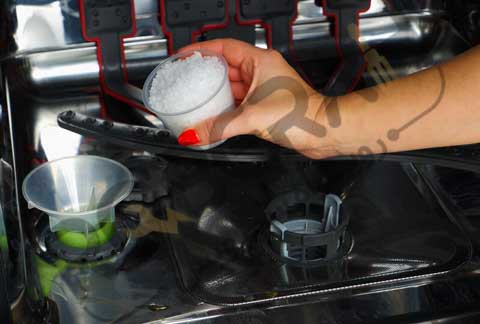 ریختن-نمک-بیش-از-حد-ماشین-ظرفشویی